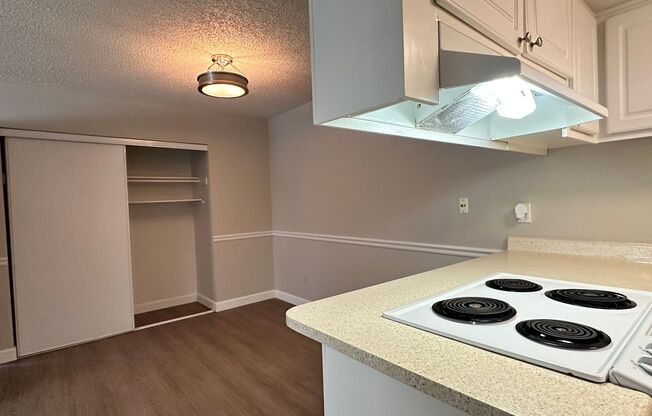 2 beds, 1 bath, 895 sqft, $1,700, Unit 490102