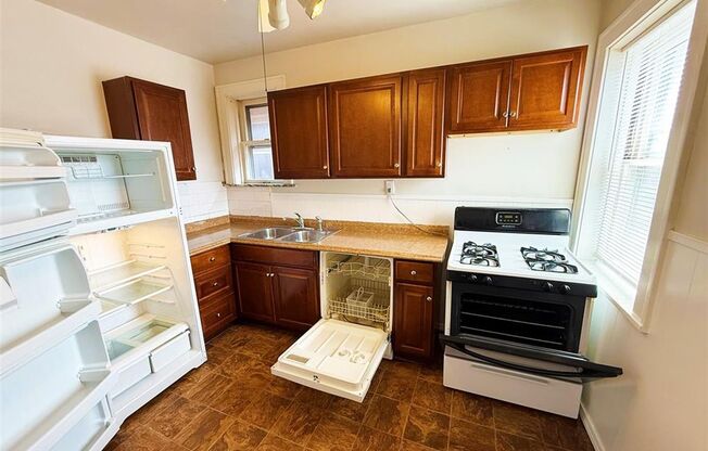 2 beds, 1 bath, 888 sqft, $1,275, Unit Arsenal Street-6328