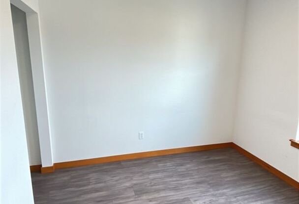 3 beds, 1 bath, $2,425, Unit 1210 #303