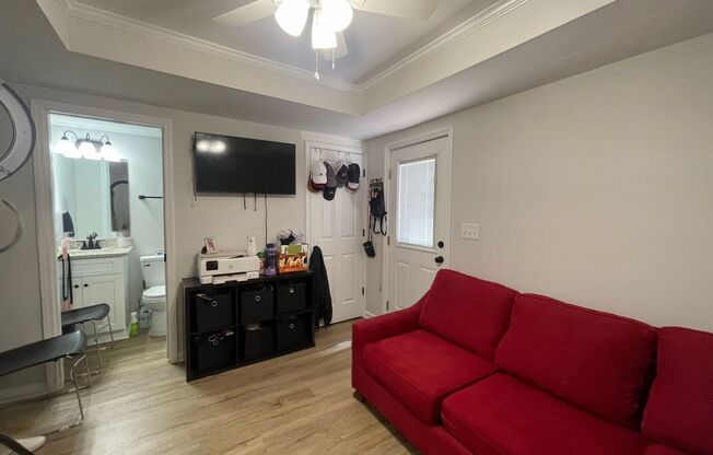 NEWLY RENOVATED COTTAGE!