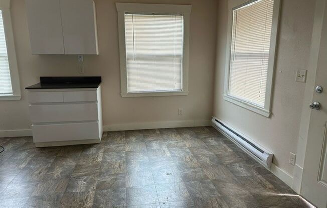 2 beds, 1 bath, $1,900