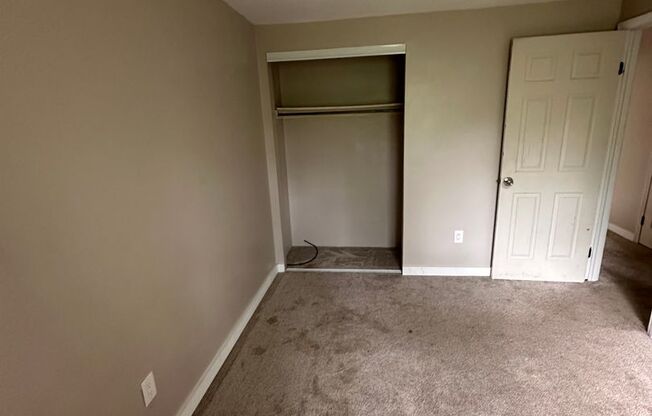 3 beds, 1 bath, $1,400, Unit 18