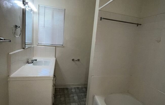 1 bed, 1 bath, $950, Unit 427