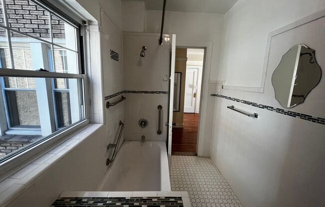 1 bed, 1 bath, 572 sqft, $1,510, Unit Old King Edward 66