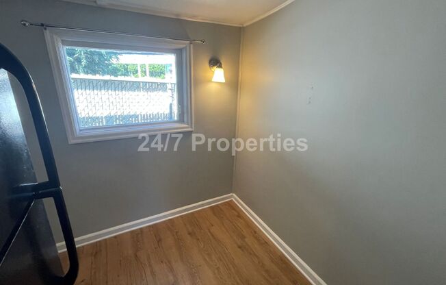 Cozy 1 BD | 1 BA House w/ Front & Back Yards - Cathedral Park