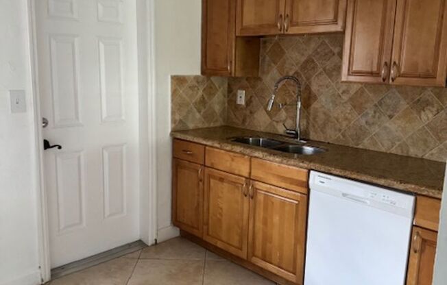 2 BEDS/ 1 BATH WITH PRIVATE YARD