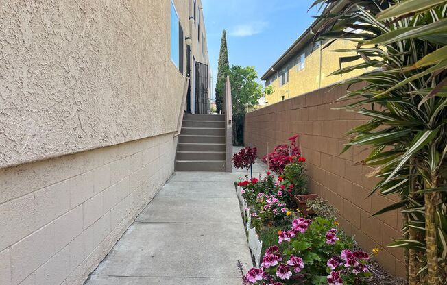 735 E. PALMER AVE.