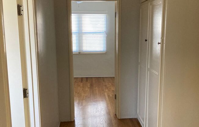 2 beds, 1 bath, $2,400, Unit 543