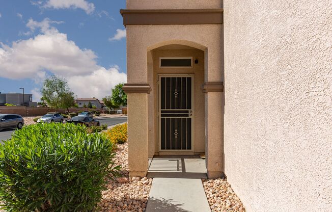 Recently renovated 4br home in neighborhood with pool and playground