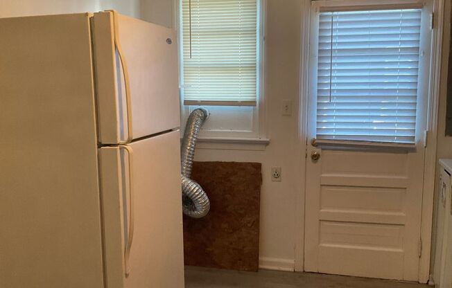 2 beds, 1 bath, $995, Unit 1