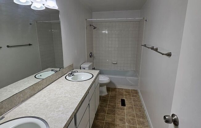 2 beds, 1 bath, 864 sqft, $1,195, Unit Unit 33