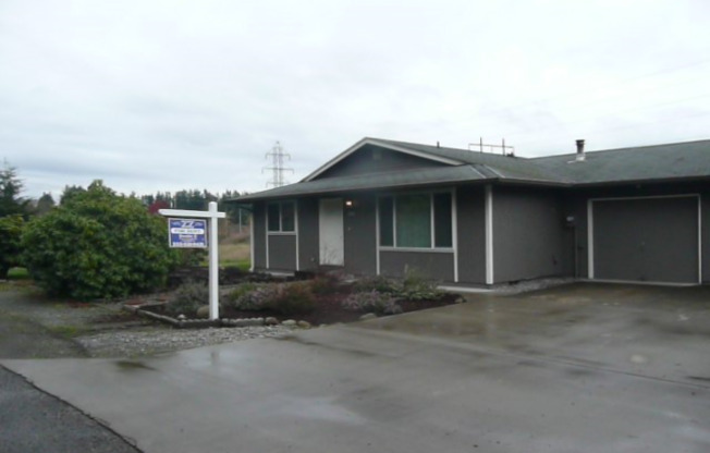 Very Nice 2 Bedroom Duplex Located in Fredrickson!!