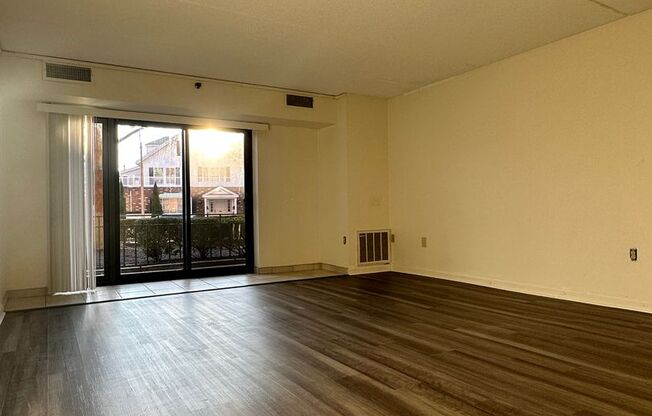 1 bed, 1 bath, 908 sqft, $3,000, Unit T103