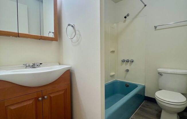 Fantastic Oakland 2Br! Great Location on the BLVD! Close to Pitt! Call Today!