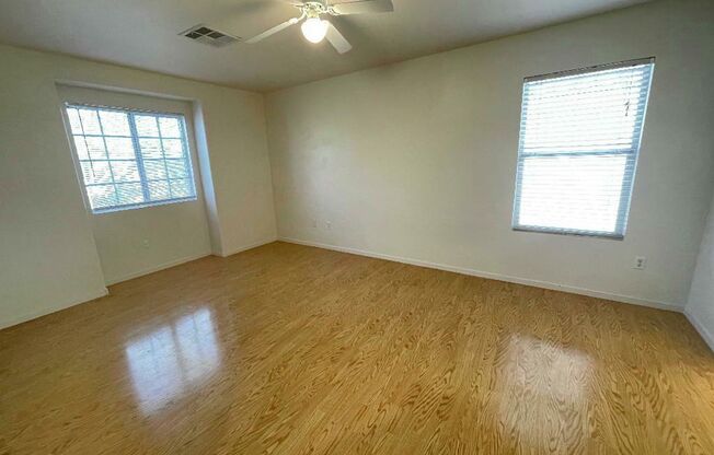 2 STORY HOME! Small pets allowed(dog/cat)!