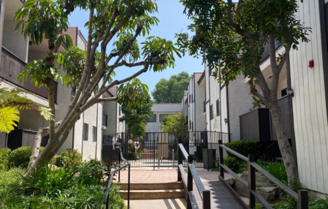 8608 Foothill Blvd (1450.28)