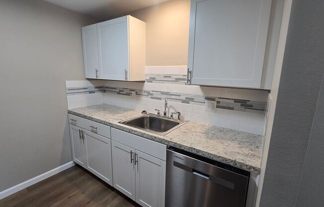 2 beds, 1 bath, 907 sqft, $1,100, Unit 1885E