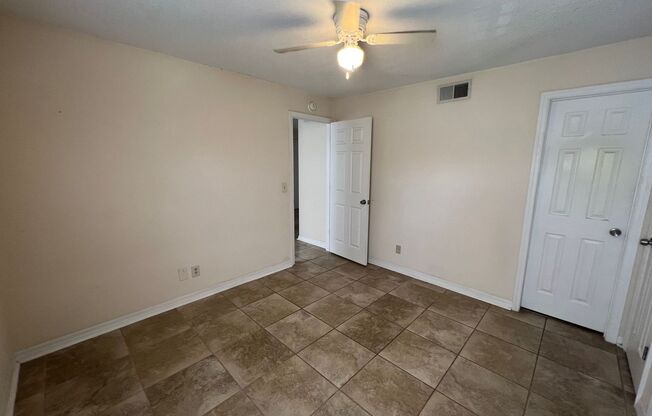 1 bed, 1 bath, 700 sqft, $925, Unit Unit 1