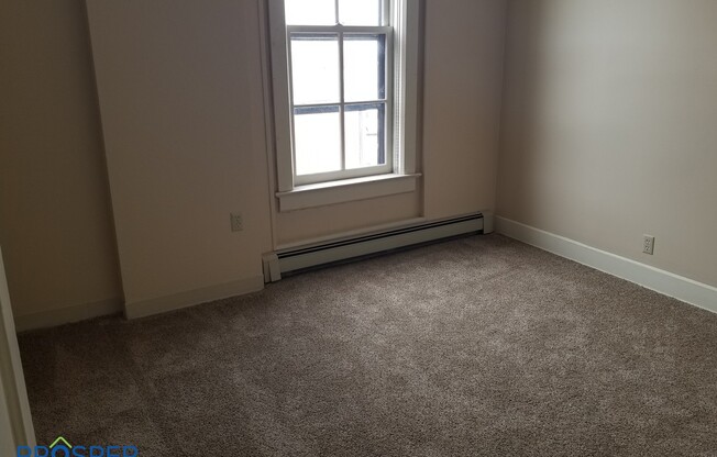 2 beds, 1 bath, $1,000, Unit 202 2nd Floor