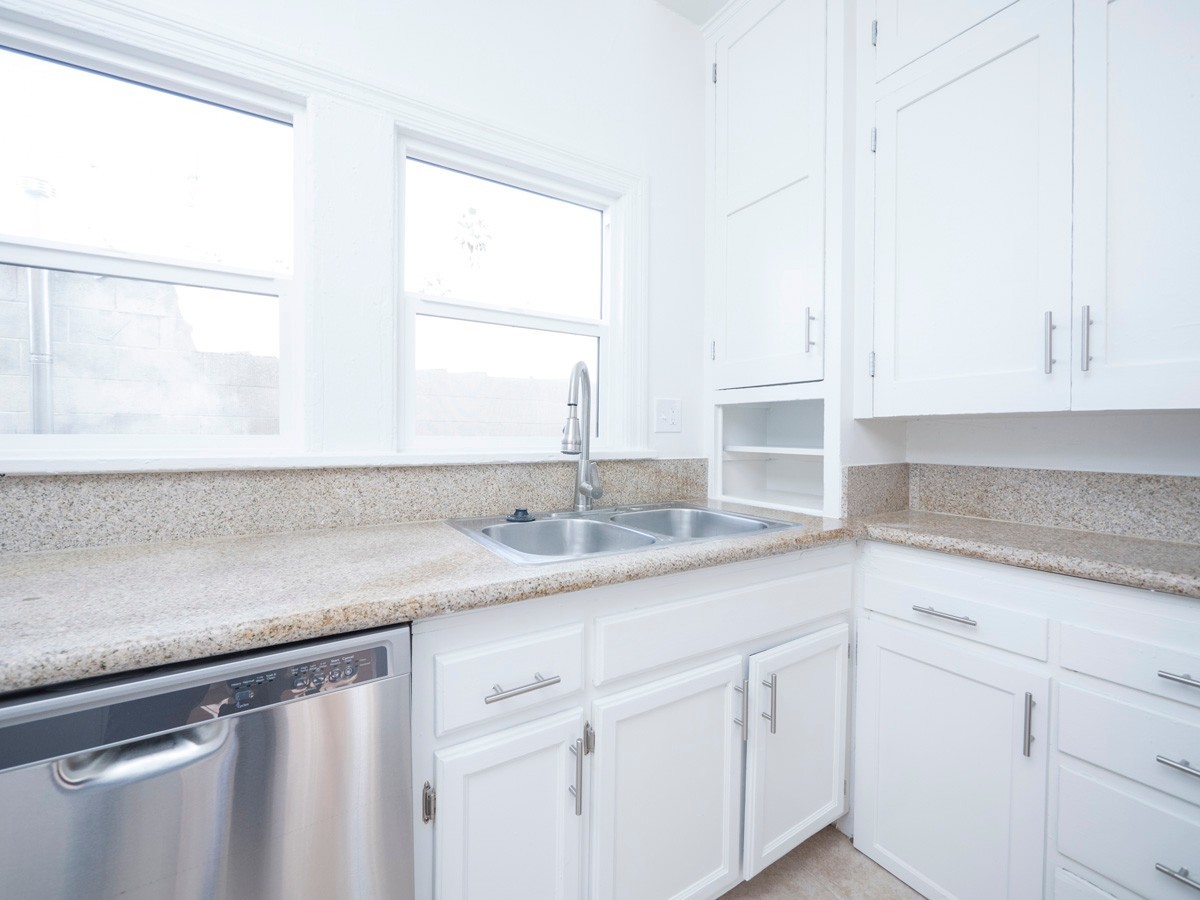 5225 De Longpre Ave