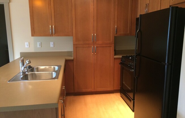 Bright Top-Floor Condo in the Heart of the Issaquah Highlands - Available Now!