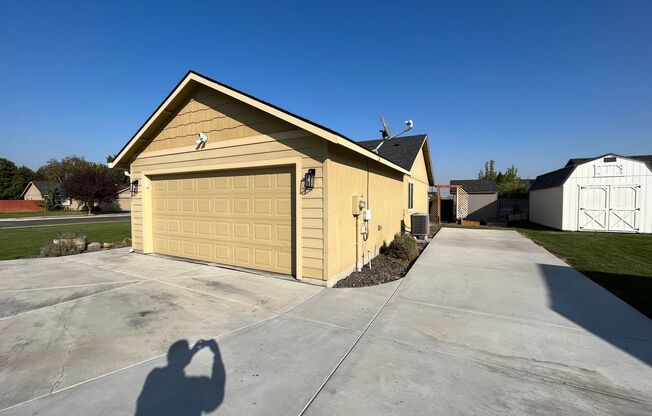 Charming One Level Rambler in Kennewick, Large Yard, Pets Welcome!