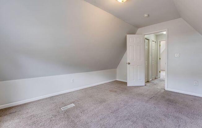 4 beds, 1.5 baths, $1,599, Unit Top
