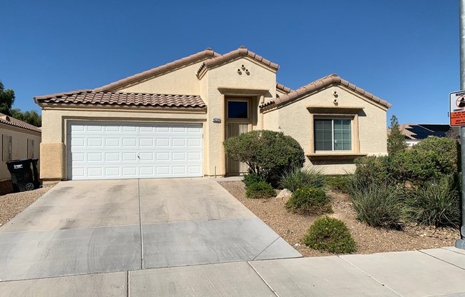 3bed/2bath single story house with spacious backyard