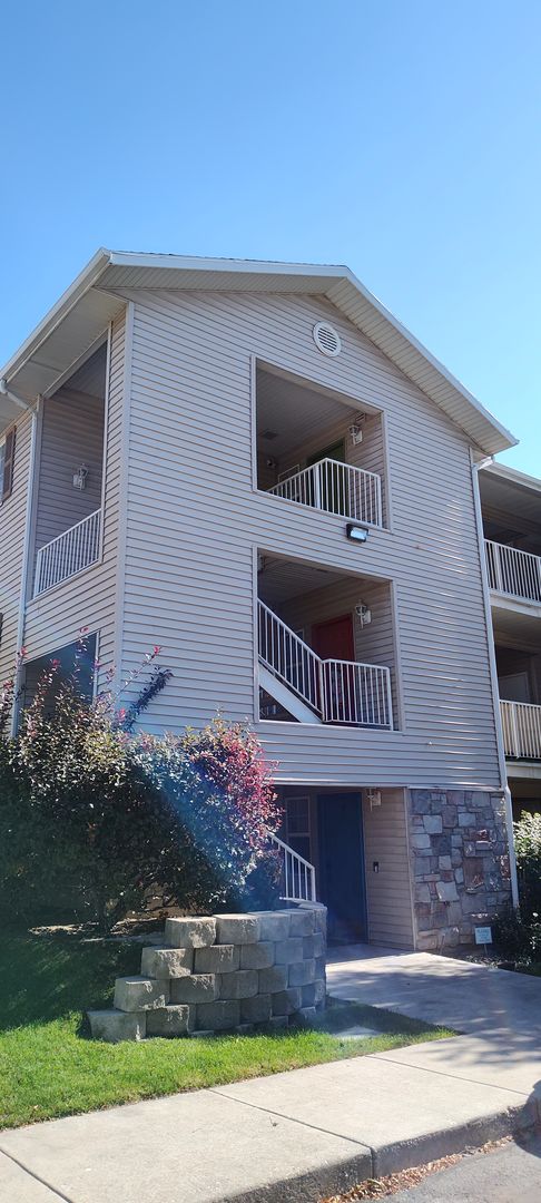 3 beds, 2 baths, $1,800, Unit # 3