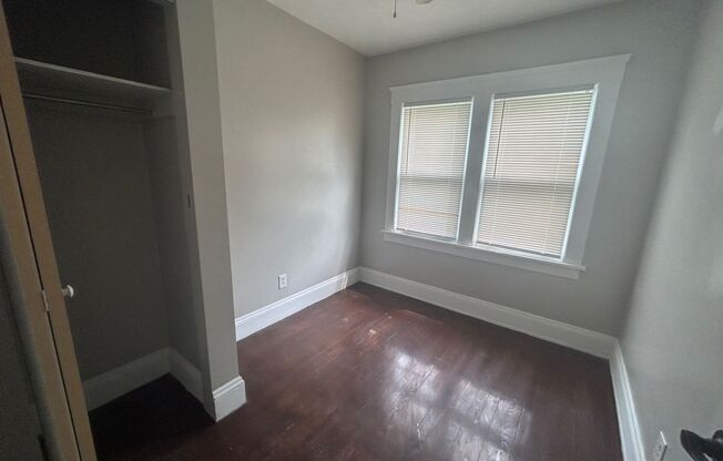 2 beds, 1 bath, 700 sqft, $1,050, Unit Unit 2