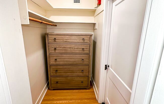 Studio, 1 bath, 365 sqft, $995, Unit 208