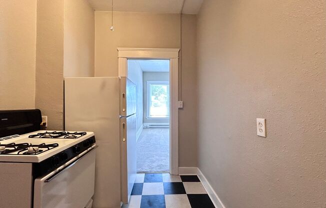 Studio, 1 bath, 500 sqft, $1,095, Unit 08