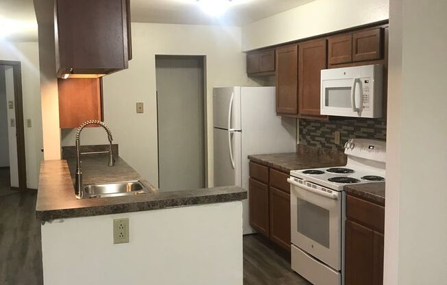 3 beds, 1 bath, 1,040 sqft, $1,695, Unit 3172-304