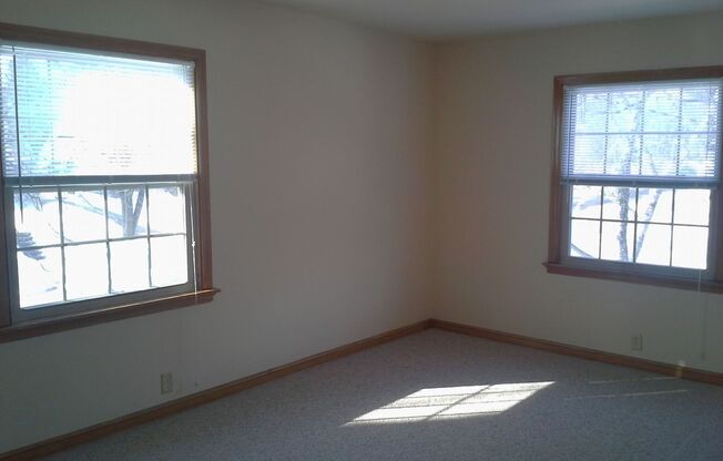 Spacious 1 BR Apt Home in 4 family building in Wauwatosa
