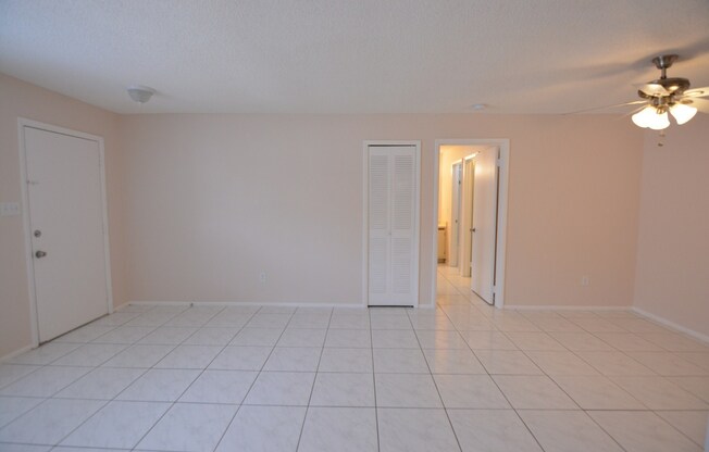 East Orlando 3/2 duplex. TILE FLOORS, Fresh paint, community pool!