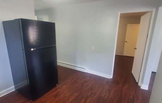 1 bed, 1 bath, 700 sqft, $799, Unit 9