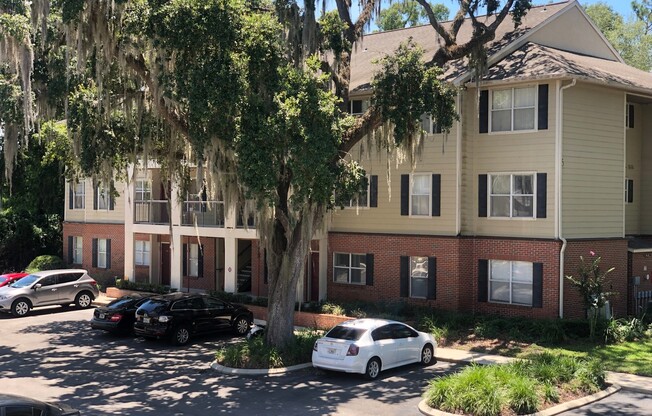 Beautiful condo conveniently located right on the edge of UF campus with community pool