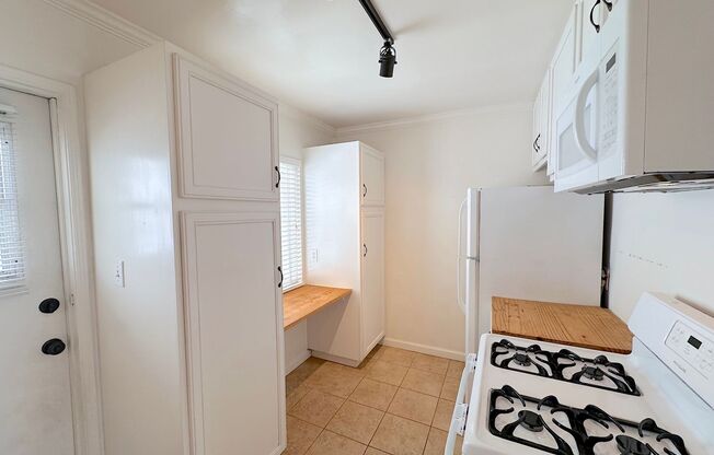 2 beds, 1 bath, 700 sqft, $2,995, Unit 4748