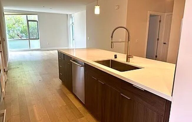 Large Contemporary 2br 2bath Downtown Oakland Apartment Near Public Transportation