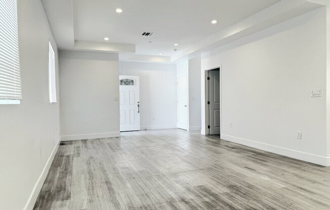 827 E 74 ST