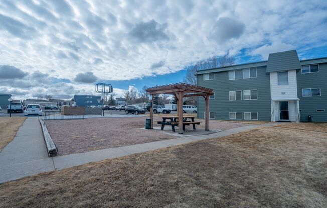 2 beds, 1 bath, 715 sqft, $995, Unit F206