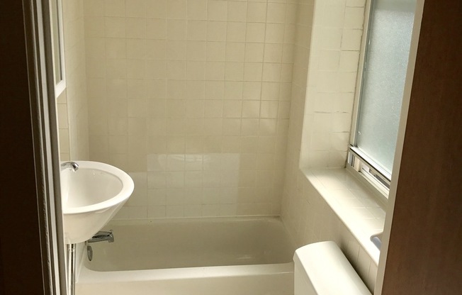 2 beds, 1 bath, 700 sqft, $1,800, Unit 3253 - Unit 1B