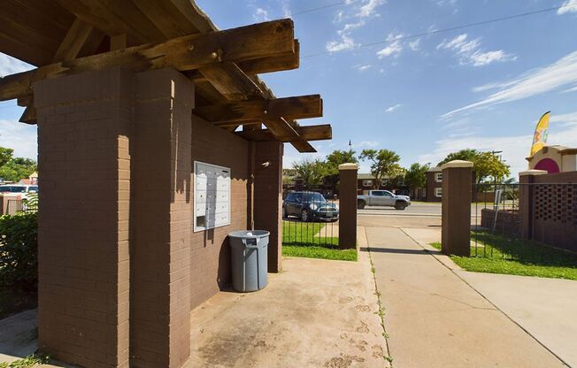 2 beds, 1 bath, 747 sqft, $700