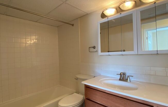 2 beds, 1 bath, 874 sqft, $1,465, Unit L-11