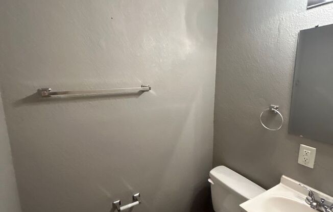 2 beds, 1 bath, 750 sqft, $1,095, Unit B10 1015 17