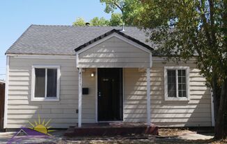 Cozy 2 Bed 1 Bath 728qft single family home in Oak Park