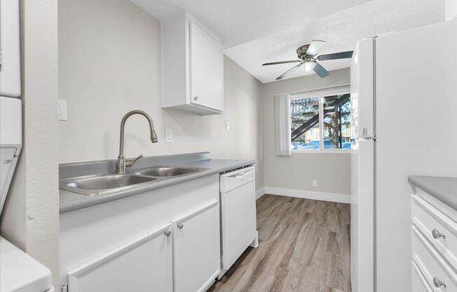 2 beds, 1 bath, 860 sqft, $1,645, Unit 40B