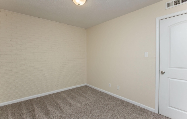 2 beds, 1 bath, 715 sqft, $918