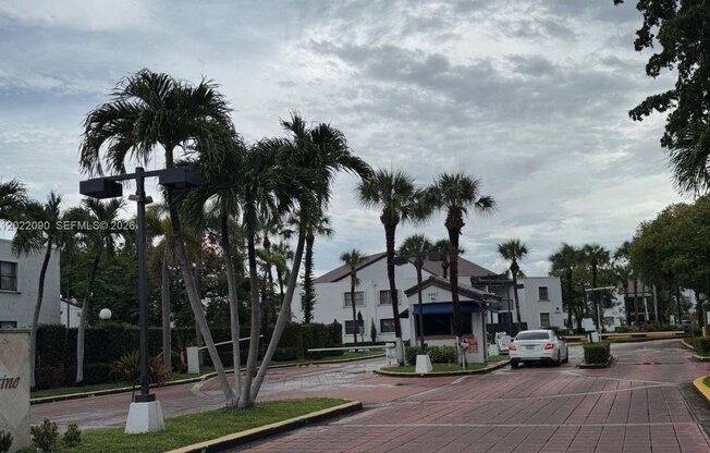 9443 FONTAINEBLEAU BLVD