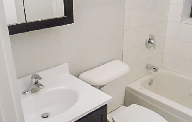 2 beds, 1 bath, 1,105 sqft, $2,595, Unit 2211-1